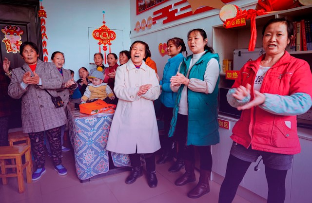 Las mujeres sostienen la mitad del cielo: cómo China erradicó la pobreza extrema | Tings Chak